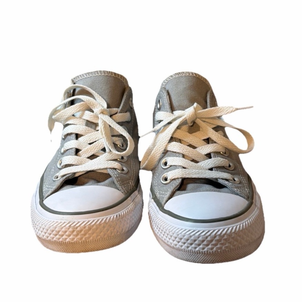 Converse Low-Top Sneakers in Light Gray and White Size 7